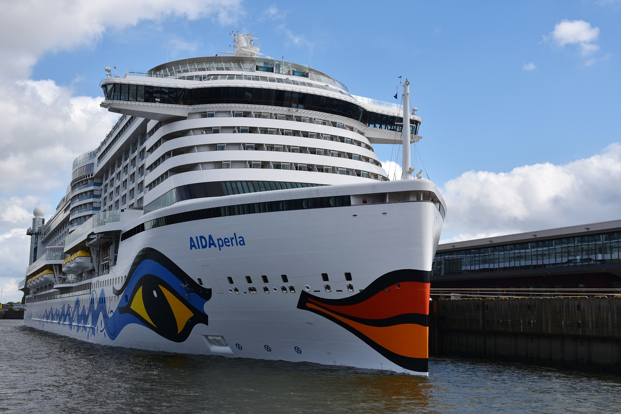Kreuzfahrtschiff AIDA im Hafen bei Sonnenaufgang